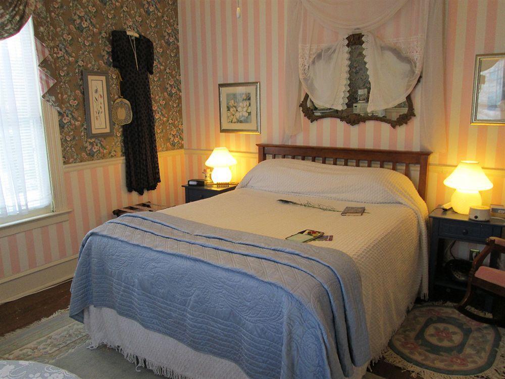 Yellow Turtle Inn New Windsor Экстерьер фото
